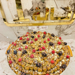 صينية تمر سادة مغطى بمكسرات + توفي + توت + كرز